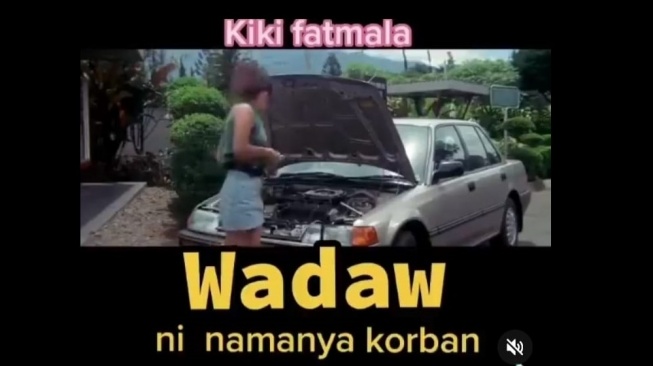 Penampilan Kiki Fatmala sebagai perempuan mekanik andal di tempat film Warkop Dono Kasino Indro [picture courtesy qq_fatmala].