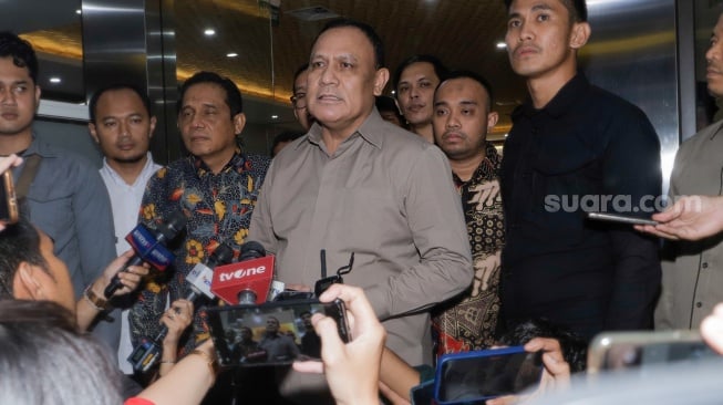 Ketua KPK non-aktif Firli Bahuri (tengah) memberikan keterangan usai menjalani pemeriksaan sebagai tersangka dalam kasus dugaan pemerasan terhadap mantan Menteri Pertanian Syahrul Yasin Limpo di Bareskrim Polri, Jakarta,  Jumat (1/12/2023). [Suara.com/Alfian Winanto]