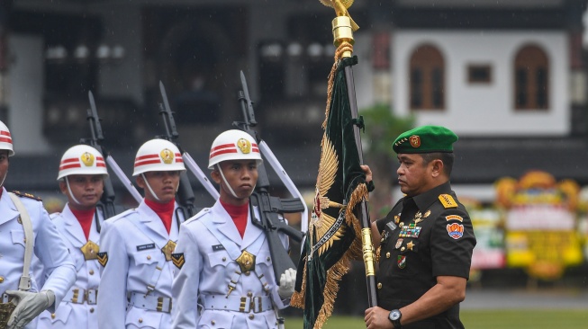 Kepala Staf TNI Angkatan Darat (KSAD) Jenderal TNI Maruli Simanjuntak membawa panji kebesaran TNI AD Kartika Eka Paksi usai diberikan dari Panglima TNI Jenderal TNI Agus Subiyanto pada upacara serah terima jabatan KSAD di Markas Besar TNI AD (Mabesad), Jakarta, Jumat (1/12/2023). [ANTARA FOTO/Muhammad Adimaja/foc]