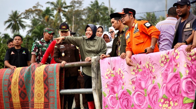 Mensos Tinjau Korban Banjir di Aceh Tenggara dan Menyerahkan Bantuan