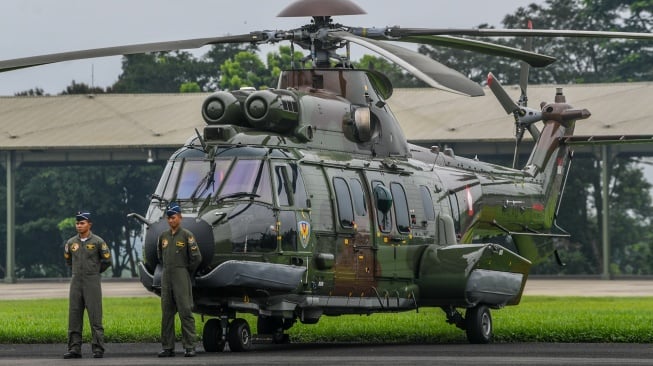 Prajurit bersiap di samping helikopter angkut berat Airbus H225M di Lanud Atang Sendjaja, Kemang, Bogor, Jumat (1/12/2023). [ANTARA FOTO/Galih Pradipta/foc]