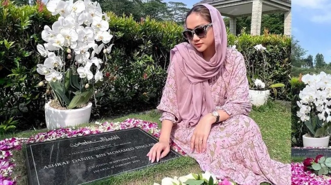 Bunga Citra Lestari alias BCL ziarah ke makam Ashraf Sinclair. (Instagram/itsmebcl)