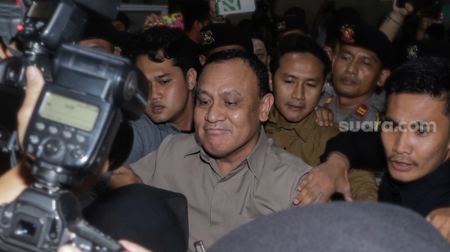 Ketua KPK non-aktif Firli Bahuri (tengah) usai menjalani pemeriksaan sebagai tersangka dalam kasus dugaan pemerasan terhadap mantan Menteri Pertanian Syahrul Yasin Limpo di Bareskrim Polri, Jakarta,  Jumat (1/12/2023). [LiveNews/Alfian Winanto]