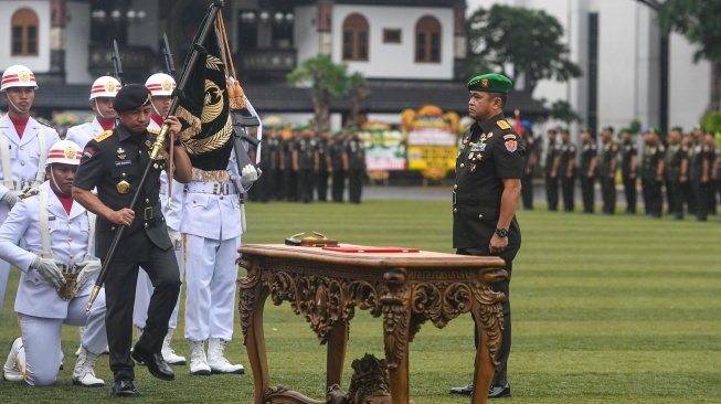 Panglima TNI Jenderal TNI Agus Subiyanto (kiri) membawa panji kebesaran TNI AD Kartika Eka Paksi yang akan diberikan kepada Kepala Staf TNI Angkatan Darat (KSAD) Jenderal TNI Maruli Simanjuntak (kanan) pada upacara serah terima jabatan KSAD di Markas Besar TNI AD (Mabesad), Jakarta, Jumat (1/12/2023). [ANTARA FOTO/Muhammad Adimaja/foc]