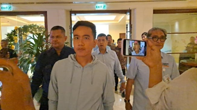 Cawapres Gibran Rakabuming Raka akan blusukan di Penjaringan usai mengikuti Rakornis di Hotel Borobudur, Jakarta, Jumat (1/12/2023). [Suara.com/Novian]