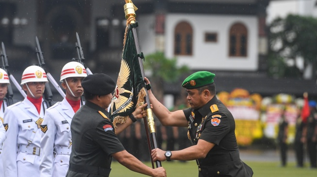 Panglima TNI Jenderal TNI Agus Subiyanto (kiri) menyaksikan penandatanganan dokumen oleh Kepala Staf TNI Angkatan Darat (KSAD) Jenderal TNI Maruli Simanjuntak (kanan) pada upacara serah terima jabatan KSAD di Markas Besar TNI AD (Mabesad), Jakarta, Jumat (1/12/2023). [ANTARA FOTO/Muhammad Adimaja/foc]