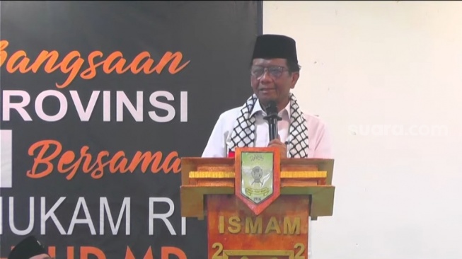 Mahfud MD saat berpidato dalam acara Holaqoh Kebangsaan Ulama Se-Banten di Pondok Pesantren Mathlaul Anwar Linahdlatil Ulama, Banten, Jumat (1/12/2023). (Suara.com/Bagaskara)