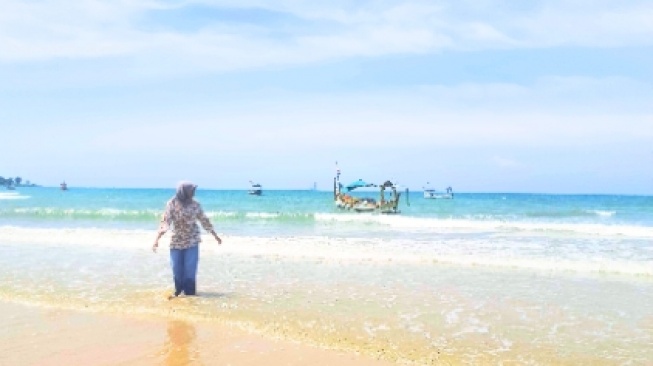 Indahnya Lautan Pasir Putih di Pantai Siring Kemuning Bangkalan