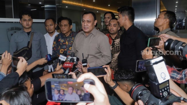 Ketua KPK non-aktif Firli Bahuri (tengah) memberikan keterangan usai menjalani pemeriksaan sebagai tersangka dalam kasus dugaan pemerasan terhadap mantan Menteri Pertanian Syahrul Yasin Limpo di Bareskrim Polri, Jakarta,  Jumat (1/12/2023). [Suara.com/Alfian Winanto]