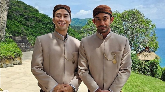 Adu gaya Reza Rahadian dan Vidi Aldiano di pernikahan BCL dan Tiko Aryawardhana.  (Dok. Instagram)