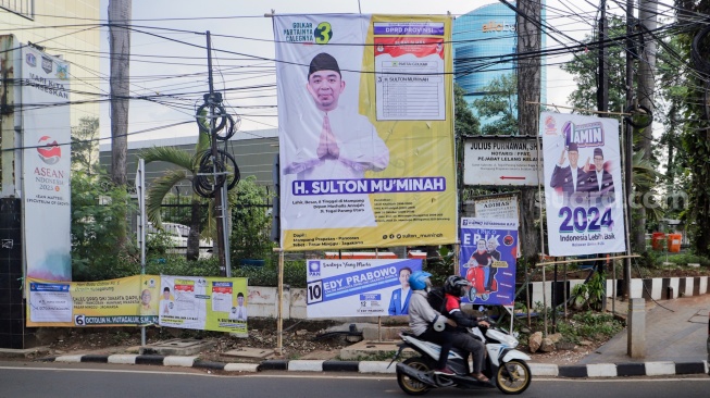 Sejumlah Alat Peraga Kampanye (APK) terpasang perempatan di Kawasan Tendean, Jakarta, Sabtu (2/12/2023). [Suara.com/Alfian Winanto]