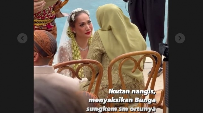 Bunga Citra Lestari sungkem dengan ibunda Ashraf Sinclair setelah resmi menikah dengan Tiko Aryawardhana. [Instagram @sellyraimantra]