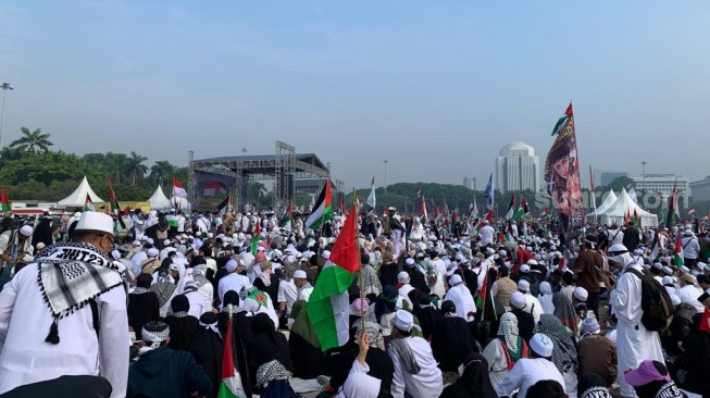 Ribuan massa mengikuti Reuni 212 di kawasan Monas, Jakarta Pusat, pada Sabtu (2/12/2023) pagi. (Suara.com/Yaumal)