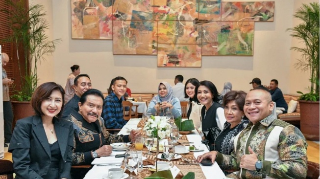 Ulang tahun pernikahan Andika Perkasa dengan Hetty, ada Hafiz Prasetia Akbar dan Angela Adinda (instagram/jenderaltniandikaperkasa)