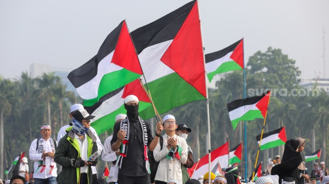 Umat Islam yang menghadiri aksi Reuni Persaudaraan Alumni (PA) 212 di kawasan Monas, Jakarta, Sabtu (2/12/2023). [Suara.com/Alfian Winanto]