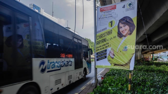 Alat Peraga Kampanye (APK) terpasang di jalur trotoar di Kawasan Senen, Jakarta, Sabtu (2/12/2023). [Suara.com/Alfian Winanto]