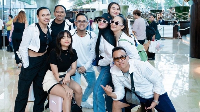 Momen Akrab Fuji dan Aaliyah Massaid di Singapura (instagram/@raffinagita1717)