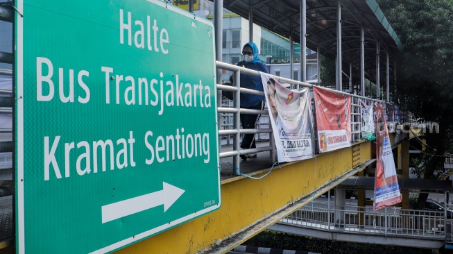 Sejumlah Alat Peraga Kampanye (APK) terpasang di Jembatan Penyeberangan Orang (JPO) di Kawasan Senen, Jakarta, Sabtu (2/12/2023). [Suara.com/Alfian Winanto]