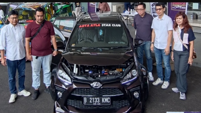 Manajemen PT Astra Daihatsu Motor bersama salah satu kontestan Daihatsu Dress Up e-Challenge 2023 [PT ADM]