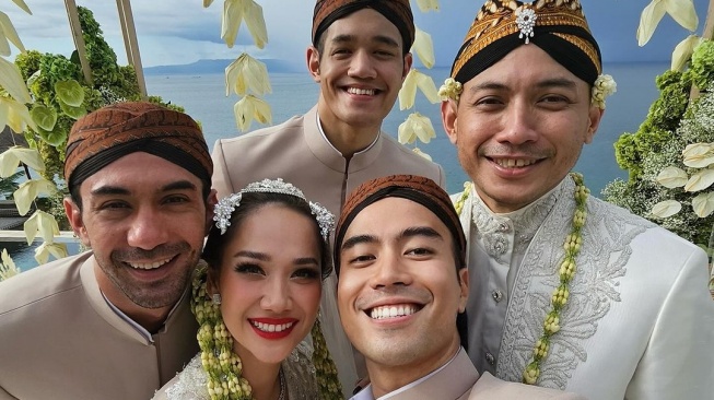 Vidi Aldiano dan Reza Rahadian menjadi pengantin di pernikahan Bunga Citra Lestari dan Tiko Aryawardhana di Bali, Sabtu (2/12/2023). [Instagram]