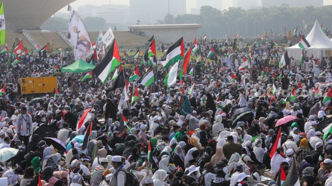 Umat Islam yang menghadiri aksi Reuni Persaudaraan Alumni (PA) 212 di kawasan Monas, Jakarta, Sabtu (2/12/2023). [Suara.com/Alfian Winanto]