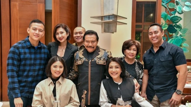 Ulang tahun pernikahan Andika Perkasa dengan Hetty, ada Hafiz Prasetia Akbar dan Angela Adinda (instagram/jenderaltniandikaperkasa)