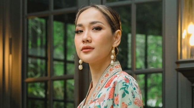 Potret Bahagia Bunga Citra Lestari Pamer Cincin Nikah Bareng Tiko Aryawardhana