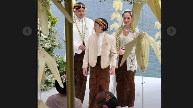 Bunga Citra Lestari dan Tiko Aryawardhana bersama Noah Sinclair usai akad nikah. [Instagram]