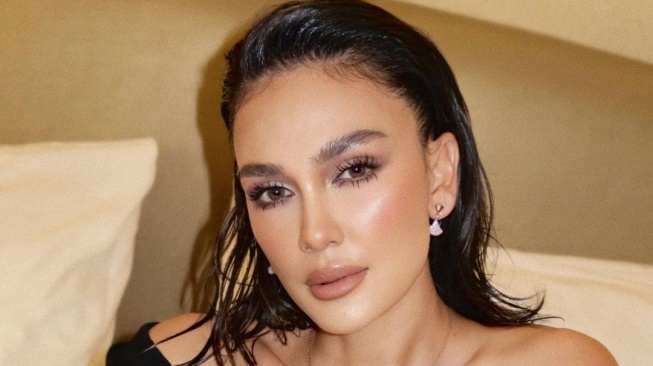 5 Artis Dapat Lemparan Bunga dari Pengantin, Luna Maya Malu-Malu Tangkap Buket BCL