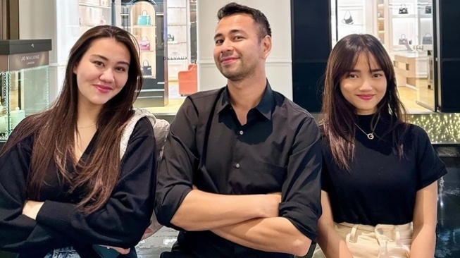 Raffi Ahmad Dituding Jaga Jarak ke Aaliyah Massaid Saat Foto Bareng Fuji, Posisi Duduk Jadi Sorotan