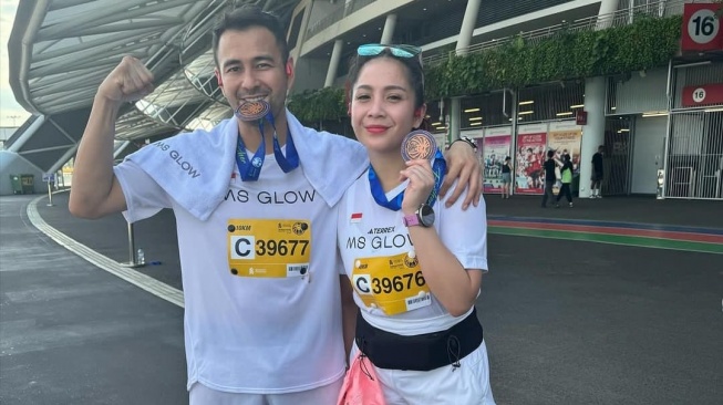 Raffi Ahmad dan Nagita Slavina di Singapore Marathon 2023. (Instagram/@raffinagita1717)