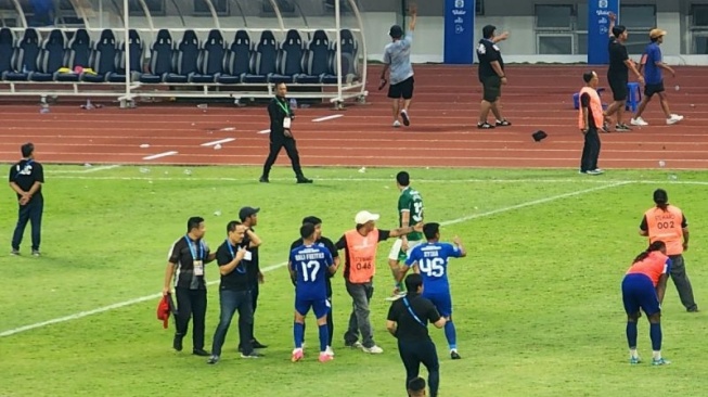 BRI Liga 1: Kronologis Kericuhan Suporter PSIS vs PSS, Saling Ejek Yel-yel, Batu Melayang Hingga Banyak Orang Luka