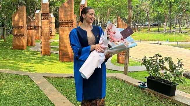 Artis Raih Gelar Sarjana di Tahun 2023 (Instagram/@enzystoria)