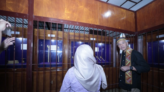 Calon presiden nomor urut tiga Ganjar Pranowo mengunjungi Istana Kesultanan Bima atau Museum Asi Mbojo di Kabupaten Bima, Nusa Tenggara Barat (NTB), Minggu (3/12/2023). [Dok. TPN Ganjar-Mahfud ]