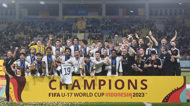 Pesepak bola Timnas Jerman dan ofisial tim mengangkat trofi juara Piala Dunia U-17 2023 usai mengalahkan Timnas Prancis pada laga final di Stadion Manahan, Solo, Jawa Tengah, Sabtu (2/12/2023). [ANTARA FOTO/Akbar Nugroho Gumay/aww]