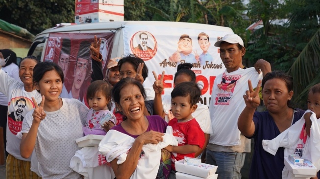 Jalankan Janji Kampanye Prabowo, Relawan Jokowi Bagikan Susu Gratis di Yogyakarta