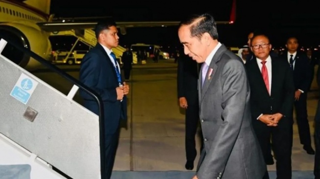 Sempat Transit di Bandara Kualanamu, Jokowi Tiba di Jakarta Usai Kunjungan ke Dubai