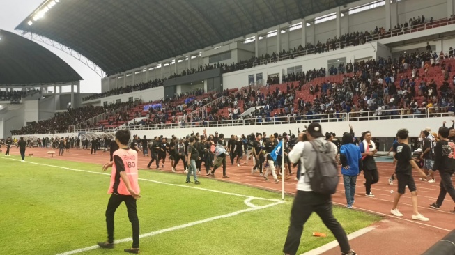 Lagi-lagi Panas! Suporter PSIS Semarang vs PSS Sleman Ricuh di Stadion  Jatidiri