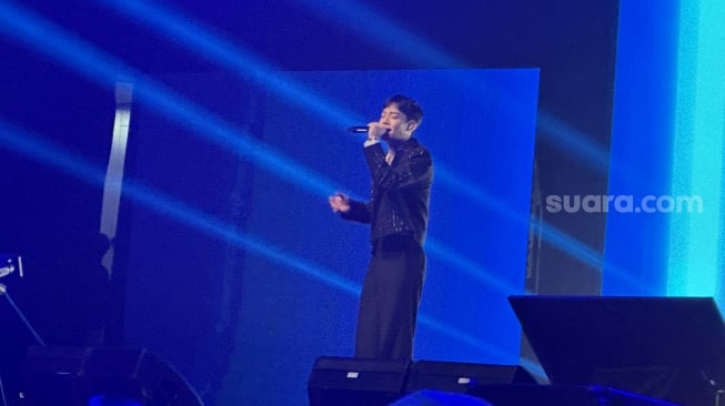 Ajak Fans Nostalgia, Serunya Penampilan Chen EXO di Pre-Christmas K-Pop Concert