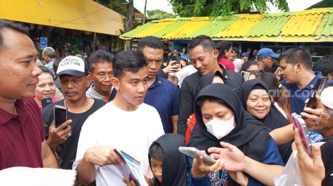 Cawapres nomor urut dua Gibran Rakabuming Raka saat blusukan ke Pasar Rawasari, Jakpus. (Suara.com/M Yasir)