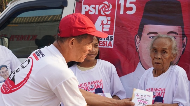 Relawan Arus Bawah Jokowi (ABJ) yang kini mendukung pasangan Prabowo-Gibran dalam Pilpres 2024 mendatang membagikan susu balita gratis di Desa Sumberejo Kecamatan Tempel, Kabupaten Sleman, Daerah Istimewa Yogyakarta, Minggu (3/12/2023). [Foto: TKN Prabowo-Gibran]