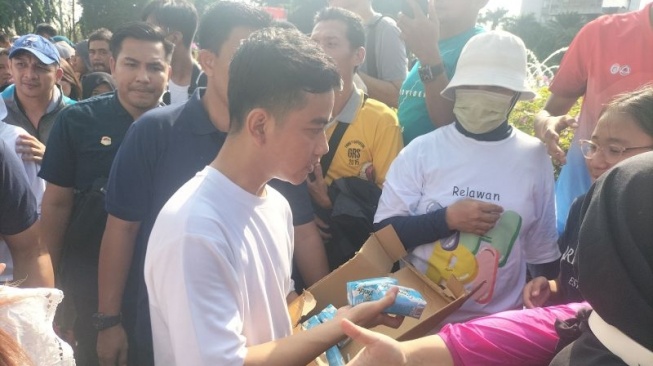 Terbang dari Solo, Gibran Bagikan Susu CFD Bundaran HI, Tapi Bantah Lakukan Kampanye