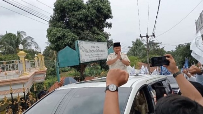 Prabowo Subianto menemui Ulama karismatik Kabupaten Pandeglang, Banten Abuya Muhtadi dan Abuya Mahtado. [Memed/BantenNews.co.id]