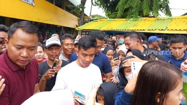 Cawapres nomor urut dua Gibran Rakabuming Raka saat blusukan ke Pasar Rawasari, Jakpus. (Suara.com/M Yasir)