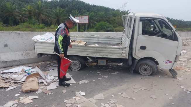 Pikap Pecah Ban Di Tol Pekanbaru-Dumai, Bahan Bangunan Berserak