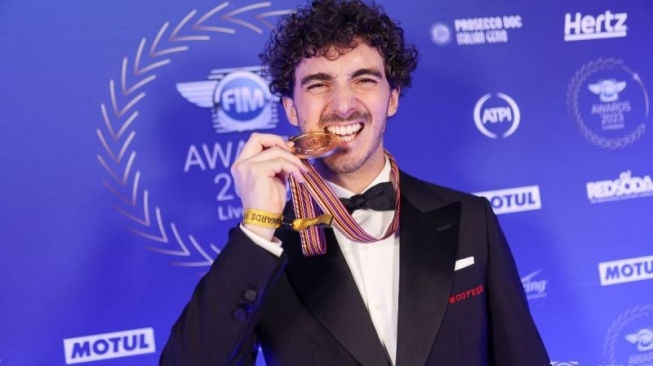 Dua Kali Juara Dunia MotoGP, Francesco Bagnaia Terima Penghargaan FIM Awards 2023