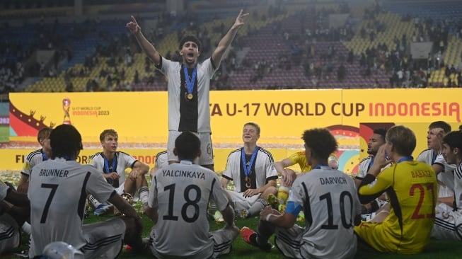 Pesepak bola Timnas Jerman mengekspresikan kegembiraannya seusai berhasil mengalahkan Timnas Prancis pada laga final Piala Dunia U-17 2023 di Stadion Manahan, Solo, Jawa Tengah, Sabtu (2/12/2023). [ANTARA FOTO/Akbar Nugroho Gumay/aww]