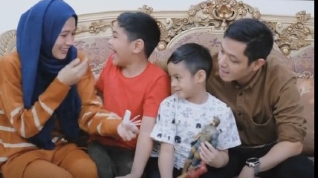 lyssa Soebandono Umumkan Kehamilan Anak Ketiga ke suami serta buah hatinya (Instagram/@dude2harlino)