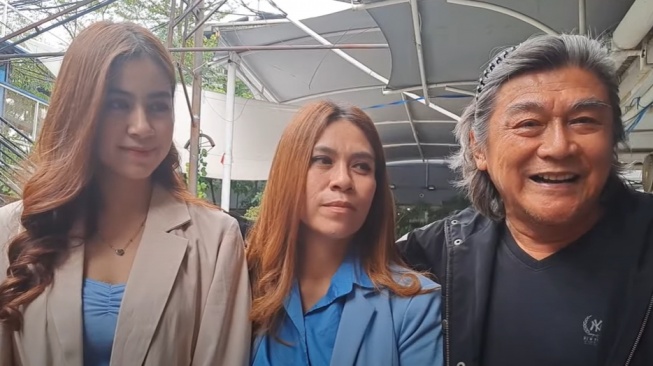 Rinoa Aurora bersama sang ibunda dan orangtua Leon Dozan. (YouTube/ Intens Investigasi)