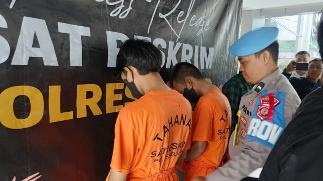 Pelaku pembunuhan siswa di Ciampea Bogor dipajang Polres Bogor [Egi/Suara.com]